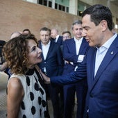 La vicepresidenta primera del Gobierno de España y ministra de Hacienda, María Jesús Montero, (i) junto al presidente de la Junta de Andalucía, Juanma Moreno, (d) durante la gala del centenario de Radio Sevilla