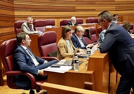 Los socialistas ven a Quiñones «ir de sobrado a vacilar y reírse»