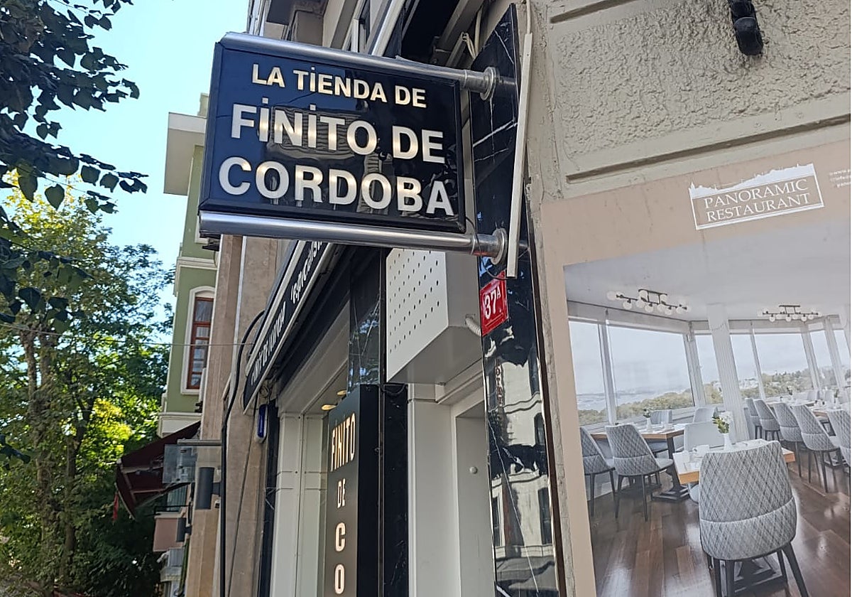 Cartel de la tienda dedicada a este torero cordobés por la que unos andaluces alucinaron en Estambul
