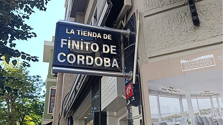 Unos andaluces van de viaje a Estambul y alucinan al encontrarse con esta tienda dedicada a este torero cordobés: «¿Es falsa?»