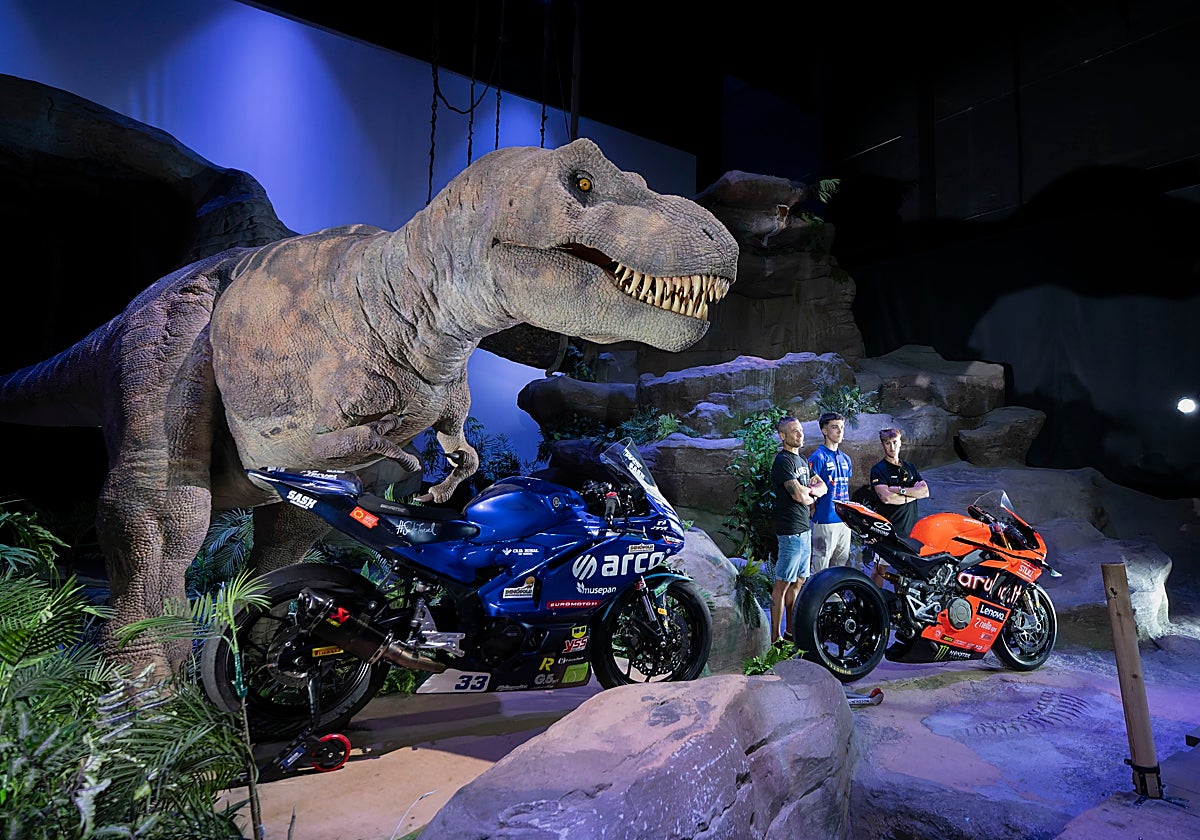 Blasco, durante la presentación realizada en Dinópolis, que ha contado entre otros con el piloto Álvaro Bautista