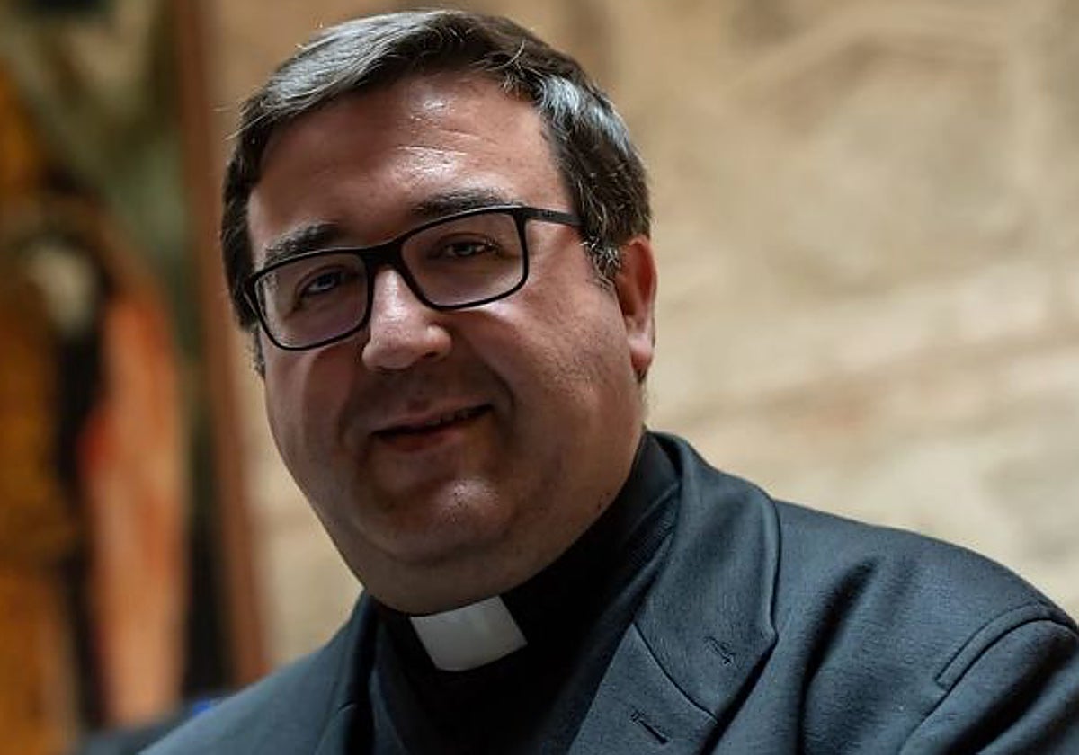 Carlos Loriente, de 45 años, fue ordenado sacerdote en 2004