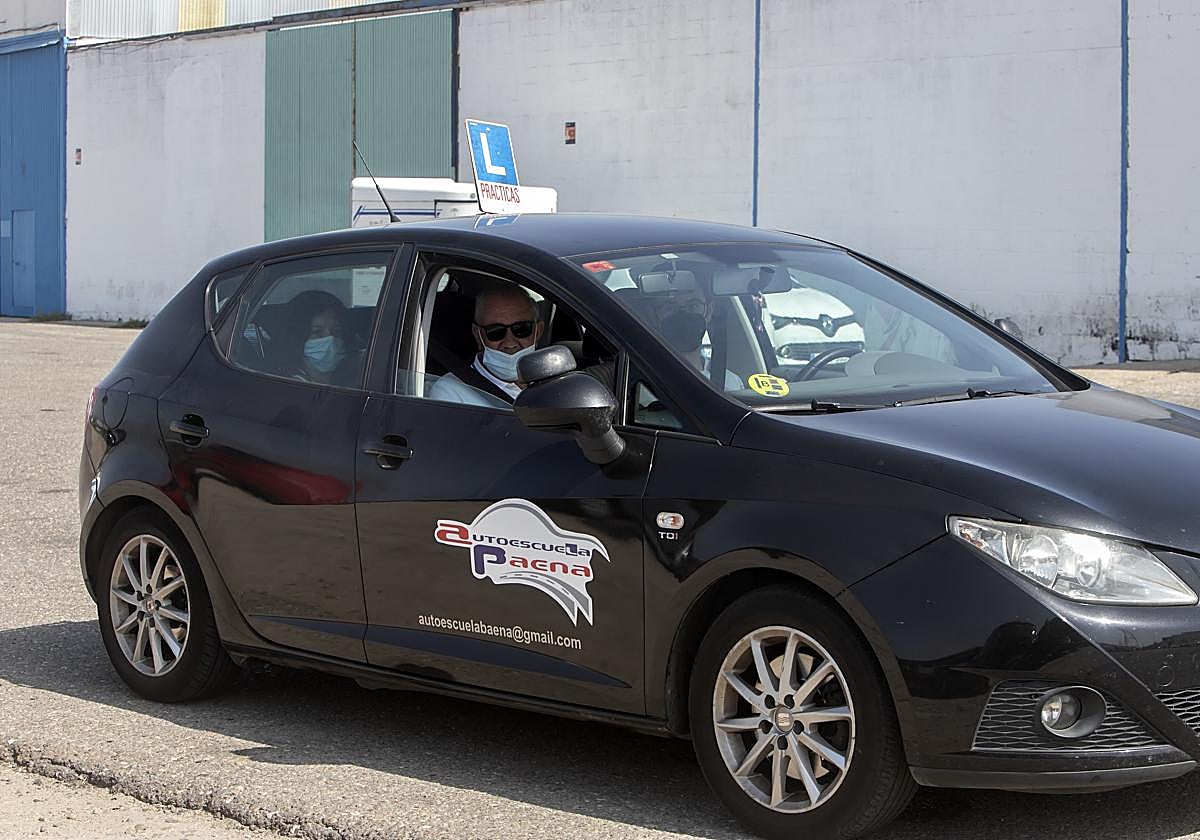 Un alumno dando clase en Córdoba con una autoescuela