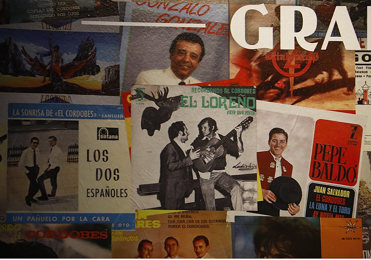 El Cordobés sujeta una guitarra en la portada de un disco de la exposición