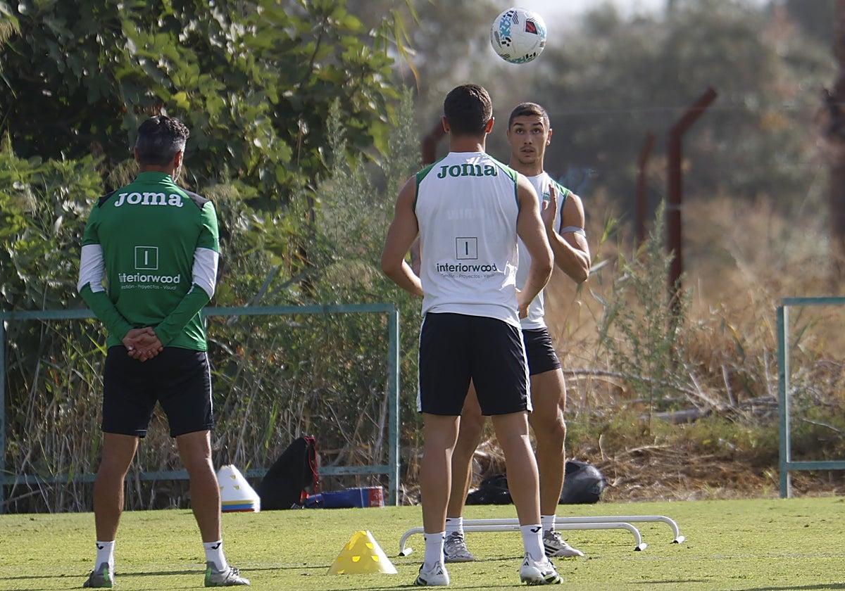 Adrián Fuentes entrenando con el Córdoba CF bajo la mirada de Iván Ania
