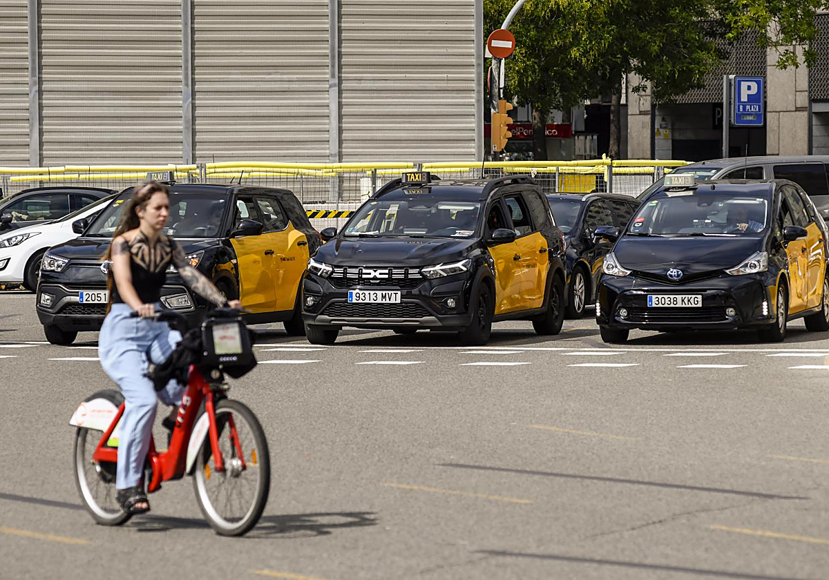 Taxis circulando por la plaza de España de Barcelona, esta semana