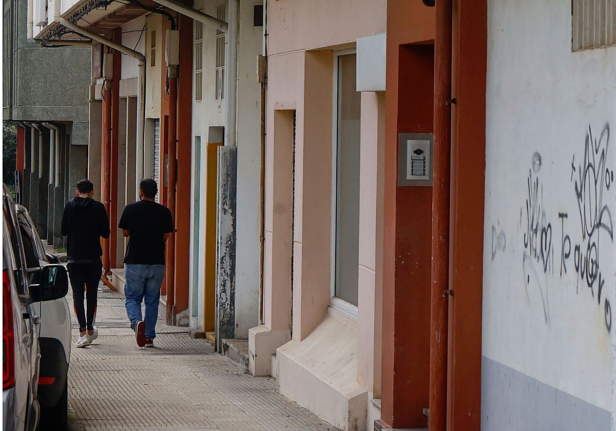 Vivienda en la que reside la familia de la menor, en Ferrol