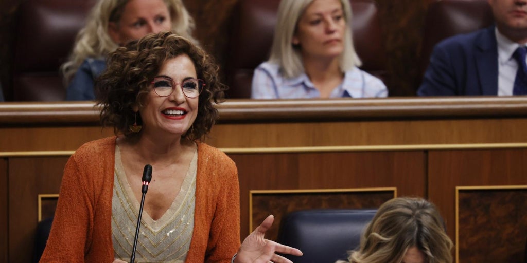 Ofensiva fiscal andaluza: Moreno baja siete veces los impuestos y Montero los ha subido 97