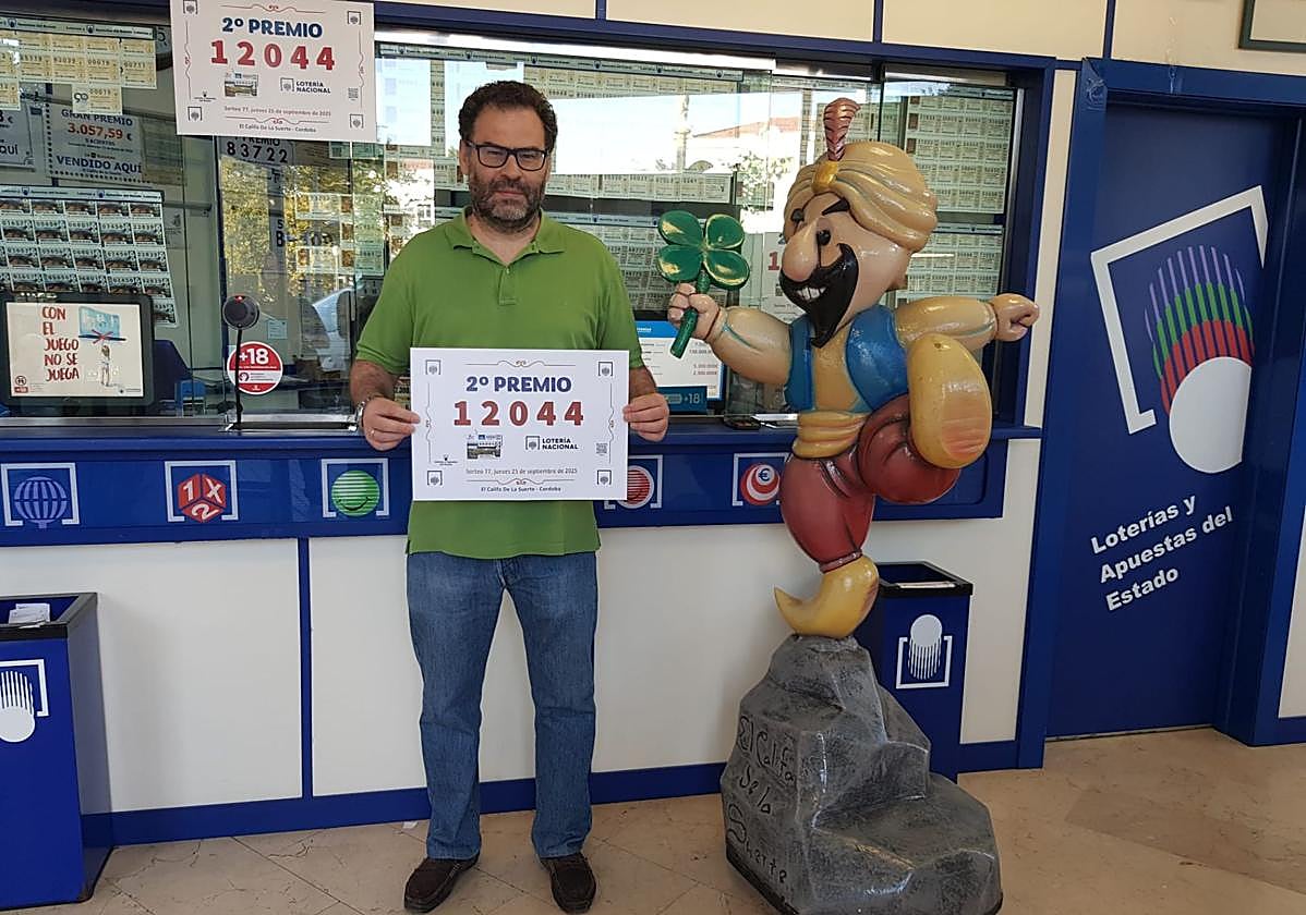 Imagen del encargado de la administración de la capital que ha vendido parte del segundo premio de la Lotería