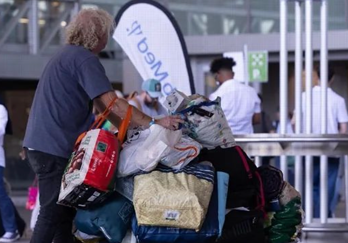 Imagen de una persona sin hogar en el aeropuerto de Málaga
