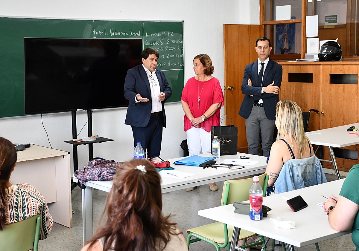 La presidenta de la Diputación de Toledo, Conchi Cedillo, en las instalaciones de EFA Oretana, que se encarga del itinerario formativo de 'Instalación y mantenimiento de jardines y zonas verdes'