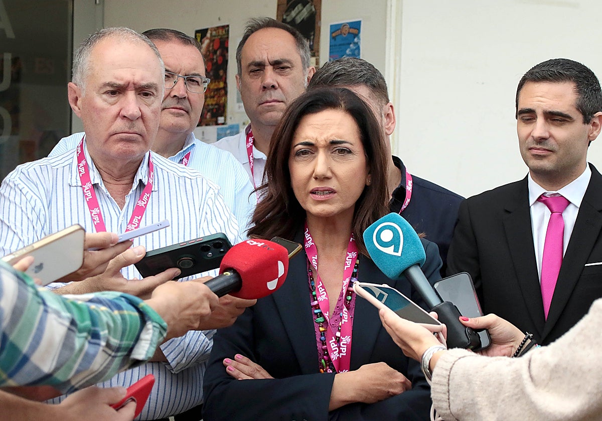 Alicia Gallego, con otros representantes de la UPL