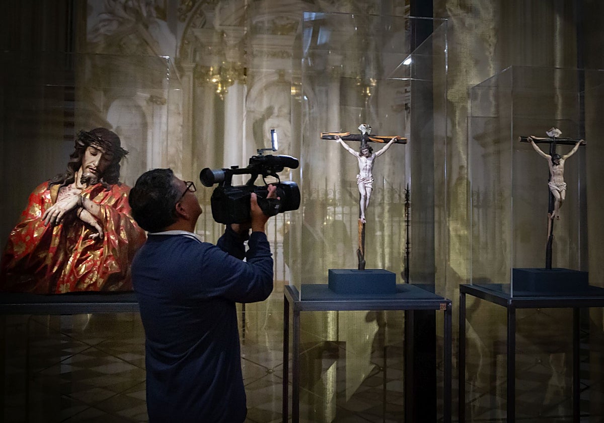 Un reportero graba en la inauguración de la muestra en la catedral granadina