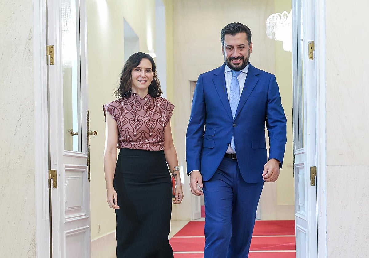 Isabel Díaz Ayuso y Carlos Díaz-Pache, en la primera reunión de la presidenta con los portavoces parlamentarios