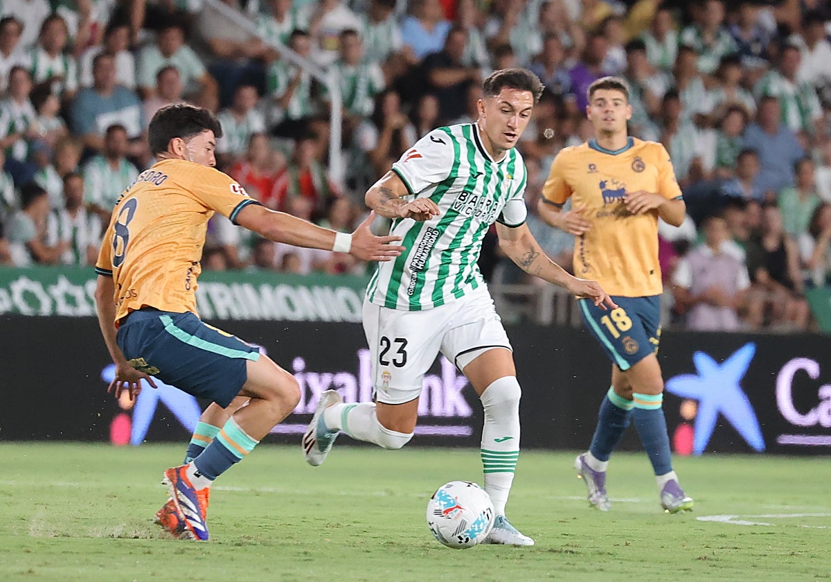 Carracedo marchándose de un adversario en el Córdoba CF - Racing