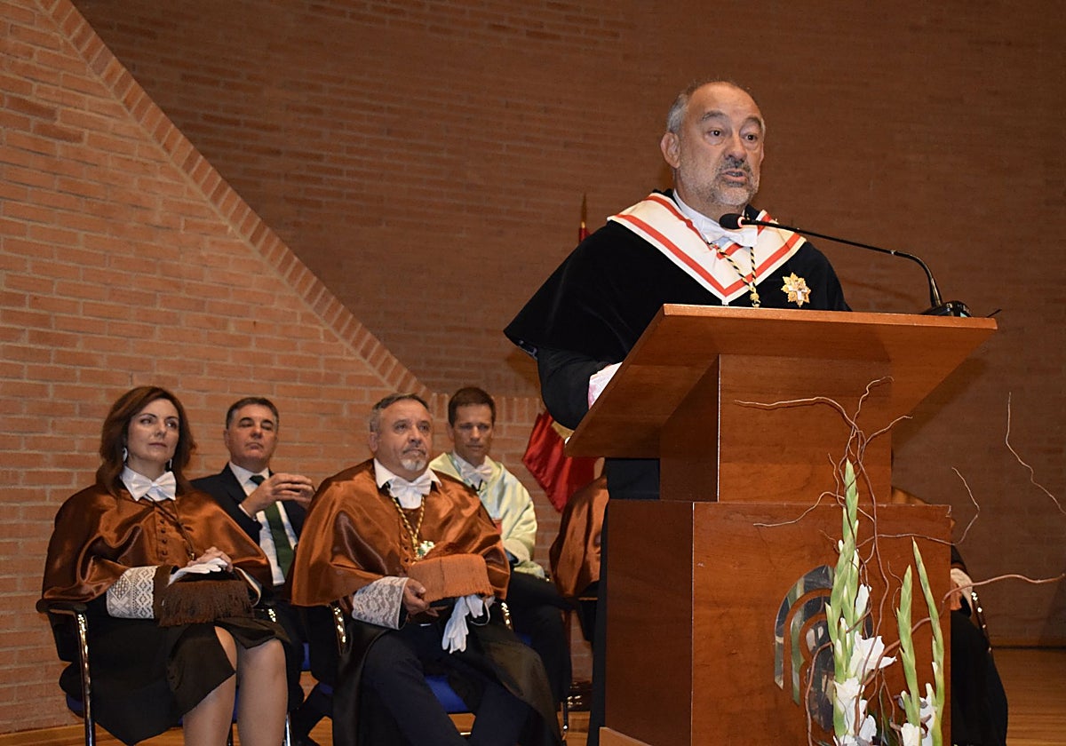 El rector, Julián Garde