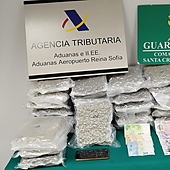 Detenido un pasajero en el aeropuerto Tenerife Sur con más de 21 kilos de cogollos de marihuana en la maleta
