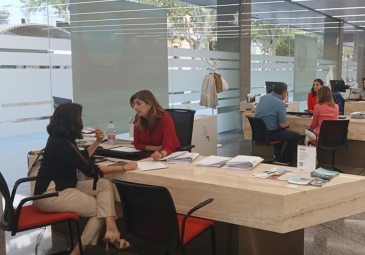 Interior de una oficina de Cajasur en Córdoba