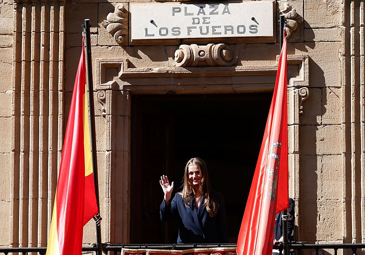 La Princesa Leonor, en el balcón del Ayuntamiento de Viana