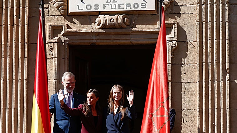 Los Reyes y la Princesa Leonor, en el balcón del Ayuntamiento de Viana