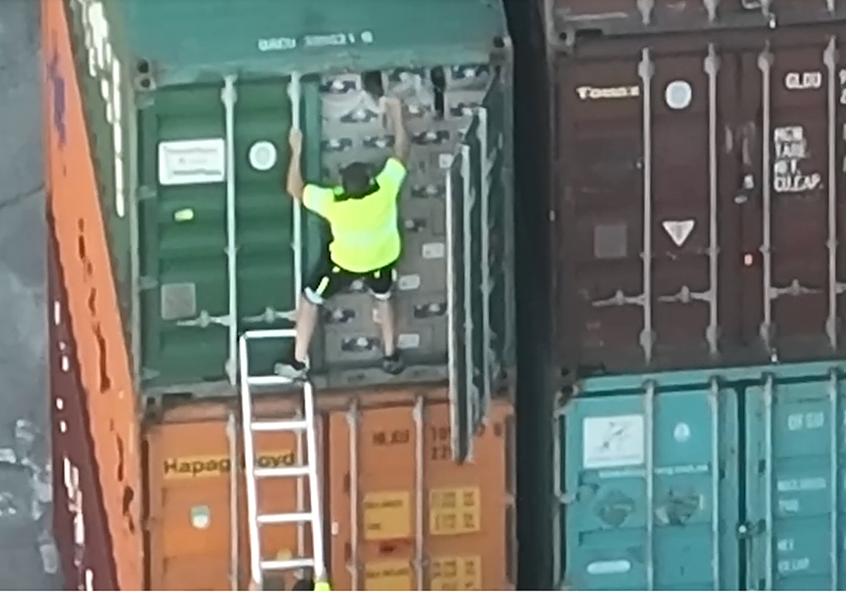 Imagen de un operario del Puerto de Valencia abriendo un contenedor de mercancía