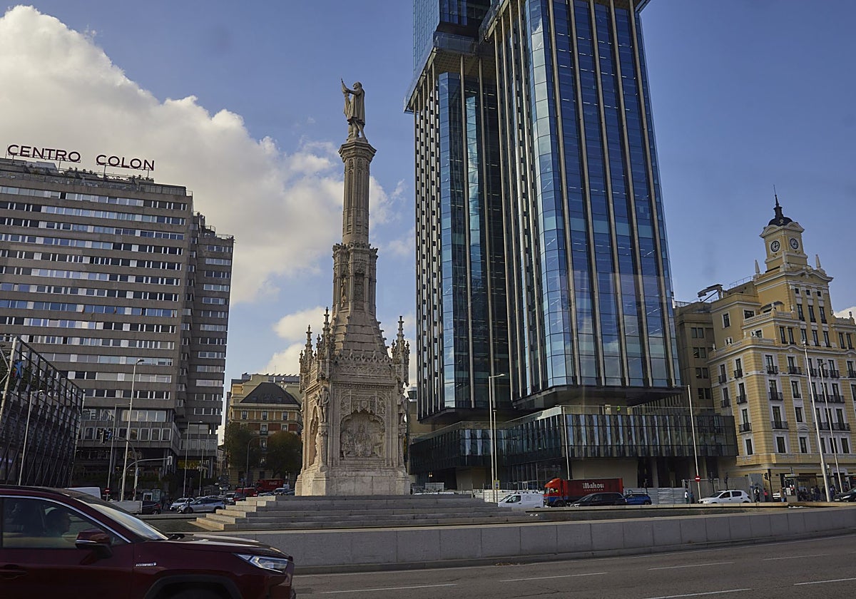 La plaza de Colón, con las torres y la calle de Génova de fondo
