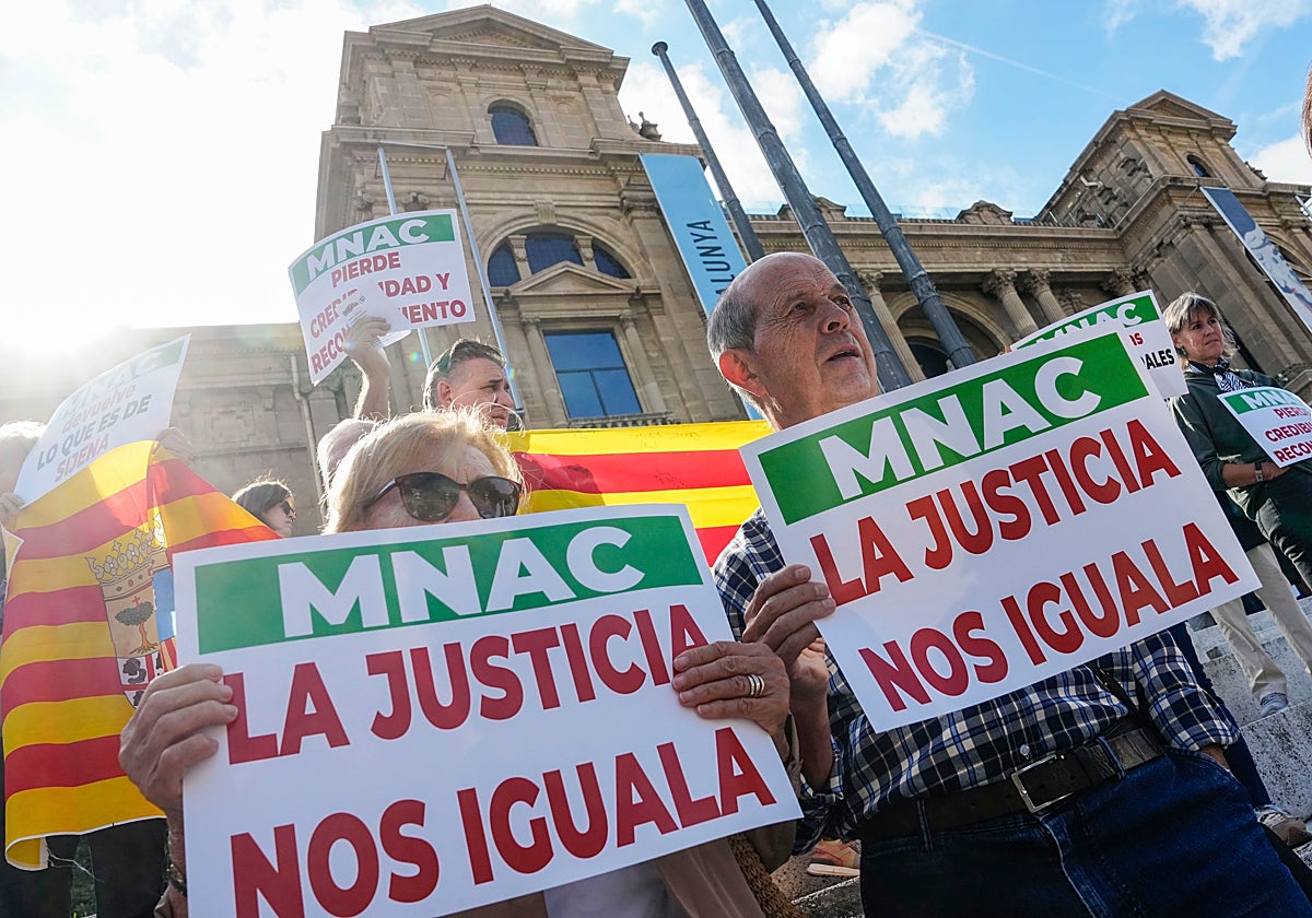 La plataforma 'Sijena Sí' se ha concentrado frente al MNAC para reclamar el retorno de los murales al monasterio oscense