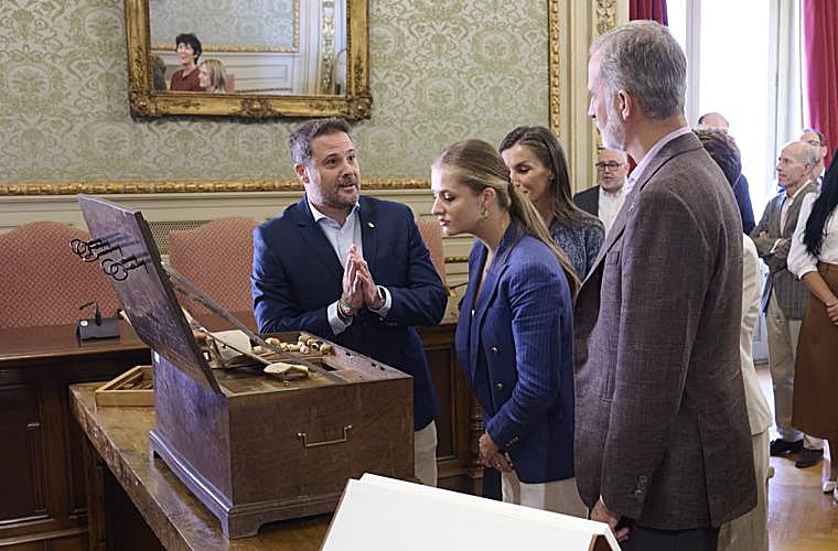 Los Reyes y la princesa escuchan las explicaciones del Alcalde de Tudela, Alejandro Toquero, sobre la forma en que se elegían los alcaldes de la ciudad antaño en la casa Consistorial durante su visita al Ayuntamiento de Tudela