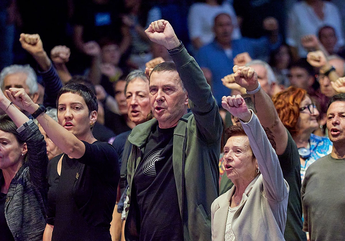 El líder de Bildu, Arnaldo Otegi, en el 50 aniversario del fusilamiento de Txiki y Otaegi en Pamplona
