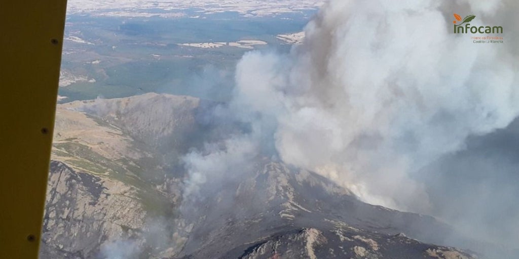 Restringido el acceso al Hayedo de Tejera Negra por el humo del incendio del Pico del Lobo (Guadalajara) que ya ha calcinado 2.000 hectáreas