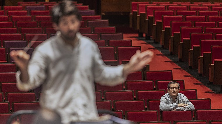 Salas, con el director de la Real Filharmonía en primer término