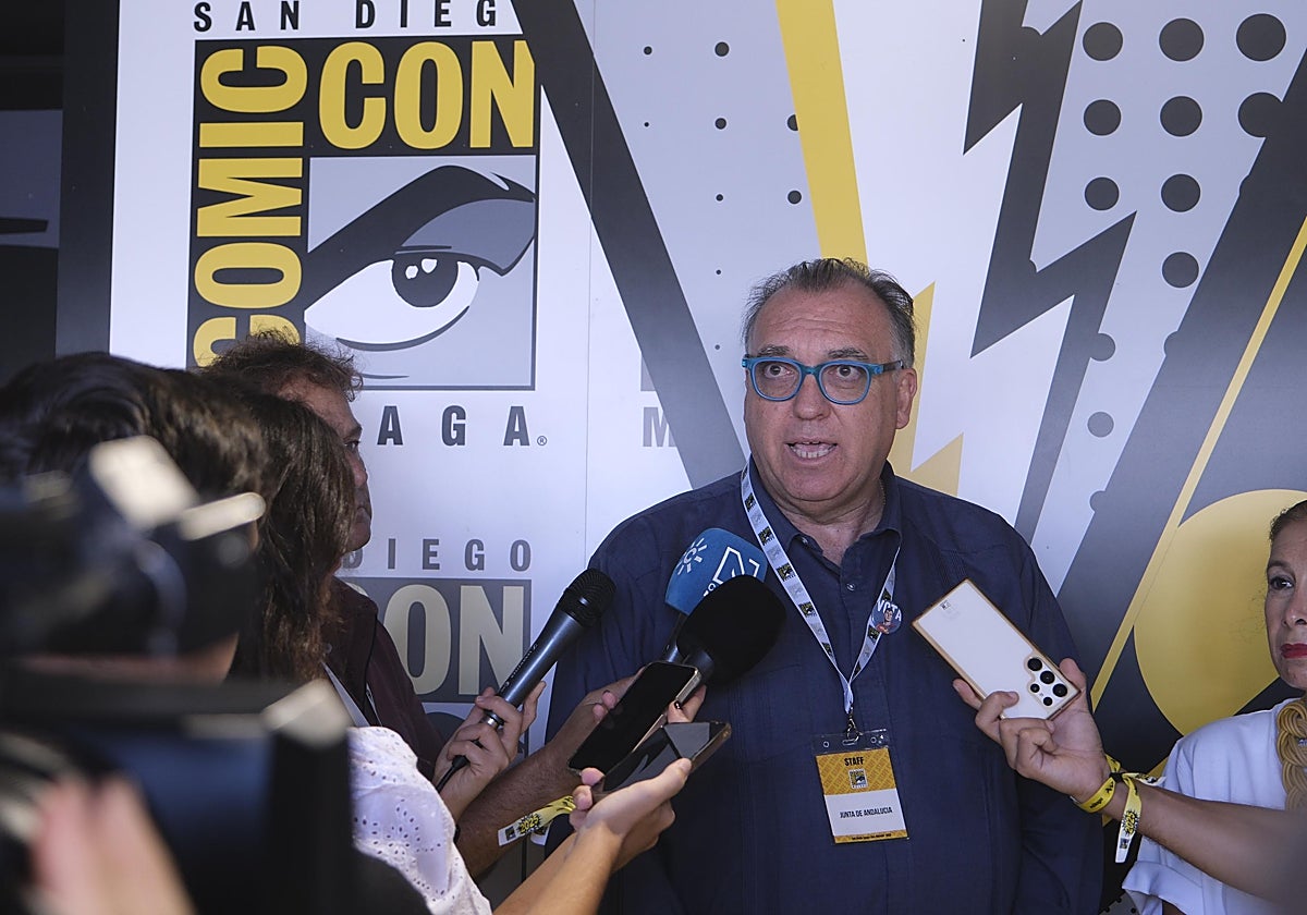 El Consejero de la Junta, Arturo Bernal, atiende a los a medios en la Comic-Con de Málaga