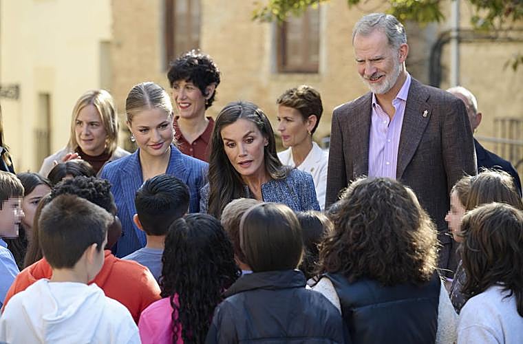 Los Reyes y la Princesa, junto a los alumnos del CEIP Príncipe de Viana de Olite