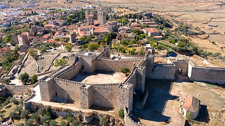Imagen aérea del castillo de Trujillo y, de fondo, el pueblo