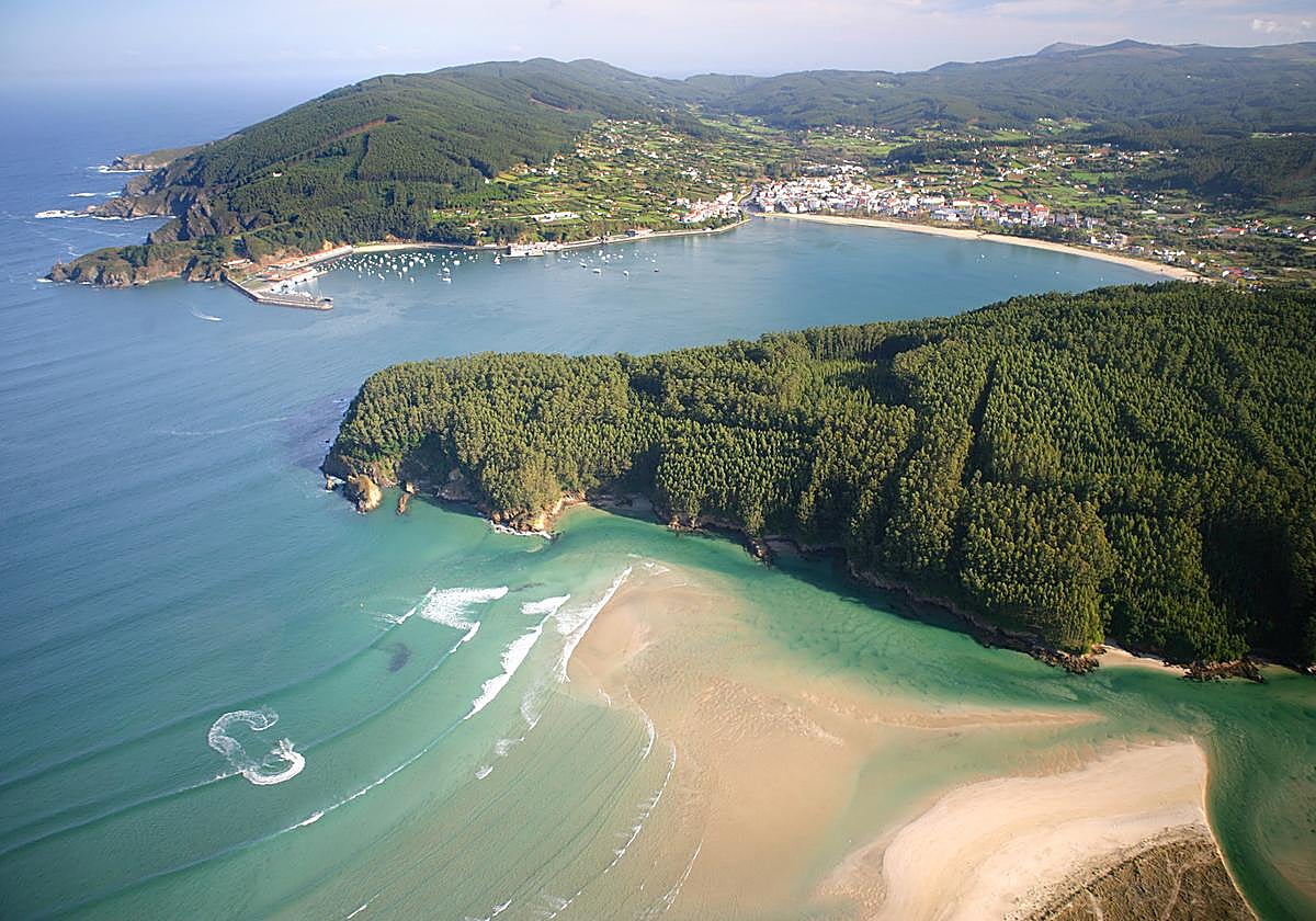 El bonito pueblo de La Coruña con una ría y alma marinera: donde está, qué ver y cómo llegar
