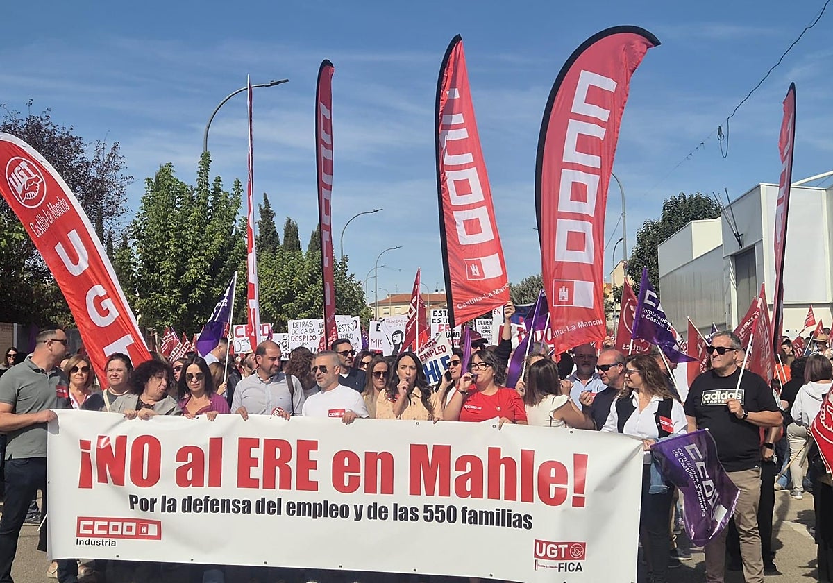 Unas 2.500 personas se han manifestado este sábado en las calles de Motilla del Palancar (Cuenca) para frenar el ERE de Mahle que prevé el despido de 550 trabajadores