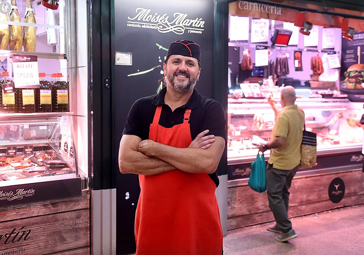 Moisés Martín, en su puesto del mercado de la Corredera