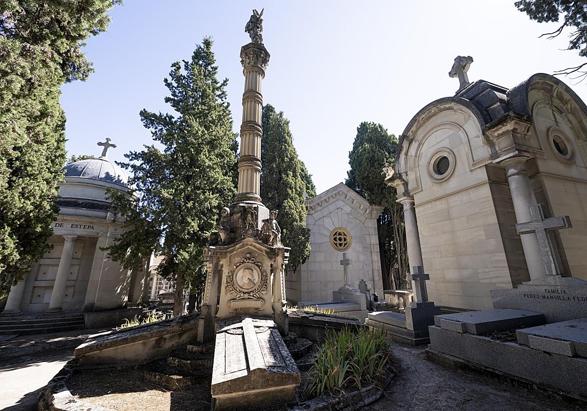 El deteriorado Panteón de los Hombres Ilustres del Cementerio de San Isidro