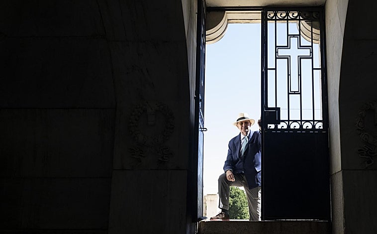 Imagen principal - Arriba, Manuel Gullón y de Oñate, presidente de la cofradía, en el mausoleo de los duques de Denia.Abajo, la vivienda abandonada que pretenden convertir en centro de exhibición y, a la derecha, la Capilla de San Isidro