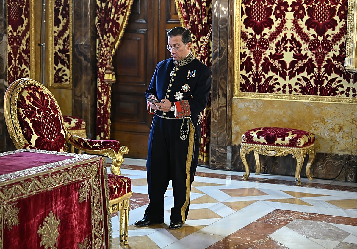 El ministro de Exteriores, José Manuel Albares, consulta su móvil durante un acto en el Palacio Real