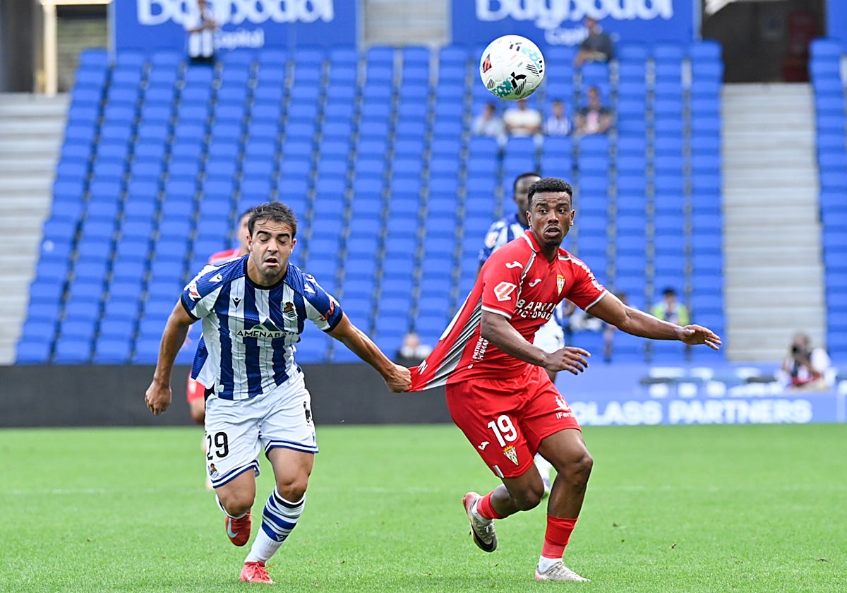 Dalisson pelea un balón ante la defensa de la Real Sociedad B