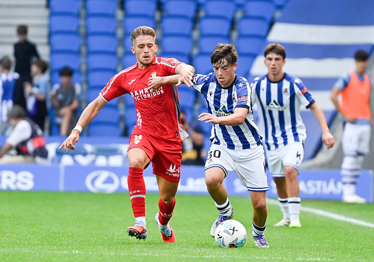 Isma Ruiz persigue un balón con un jugador de la Real Sociedad B
