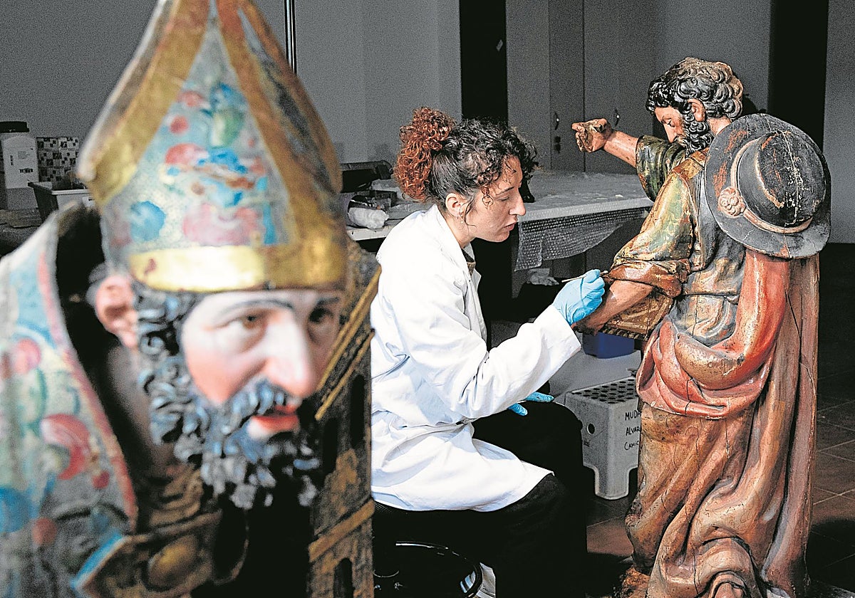 Alba Zarandona retoca un Santiago peregrino que viajará a Zamora