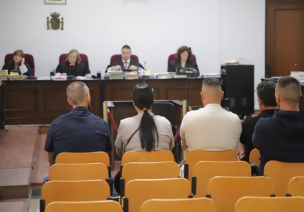 Los acusados por el hundimiento del pesquero Rúa Mar durante el juicio.