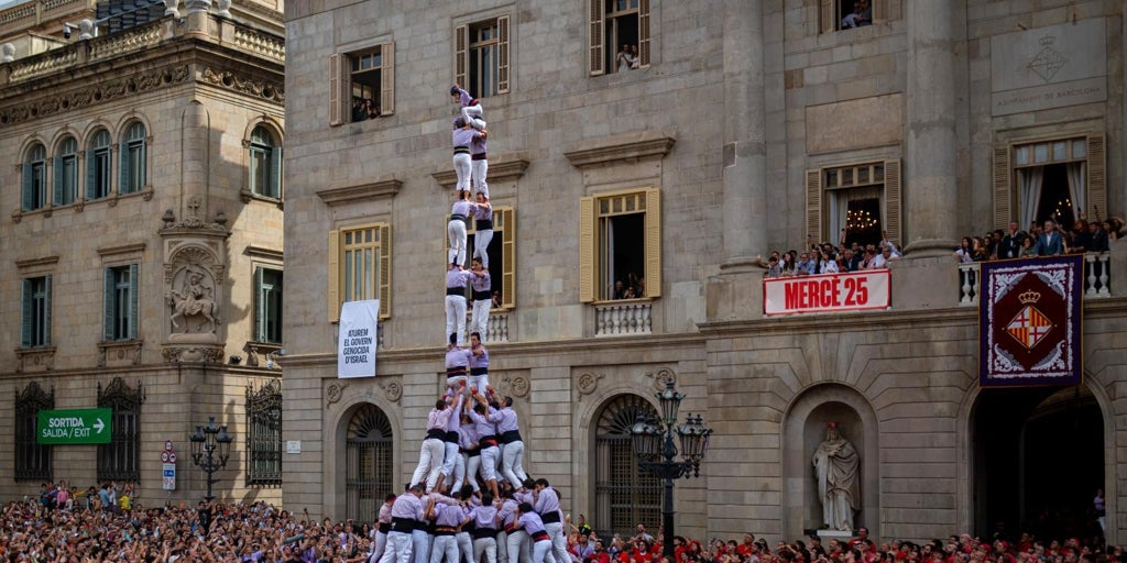 Pancartas contra el «Gobierno genocida de Israel» en el Ayuntamiento de Barcelona