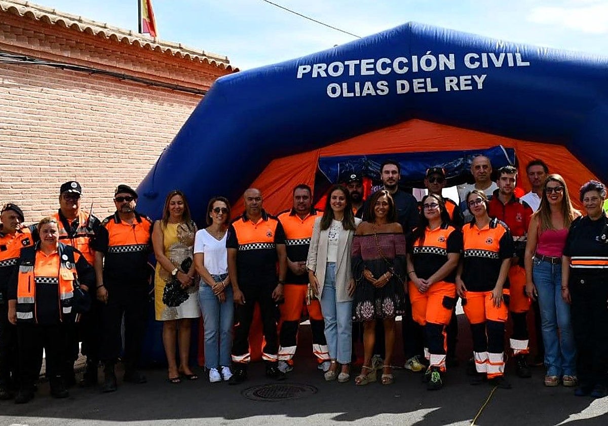 Foto de familia con los voluntarios de Protección Civil