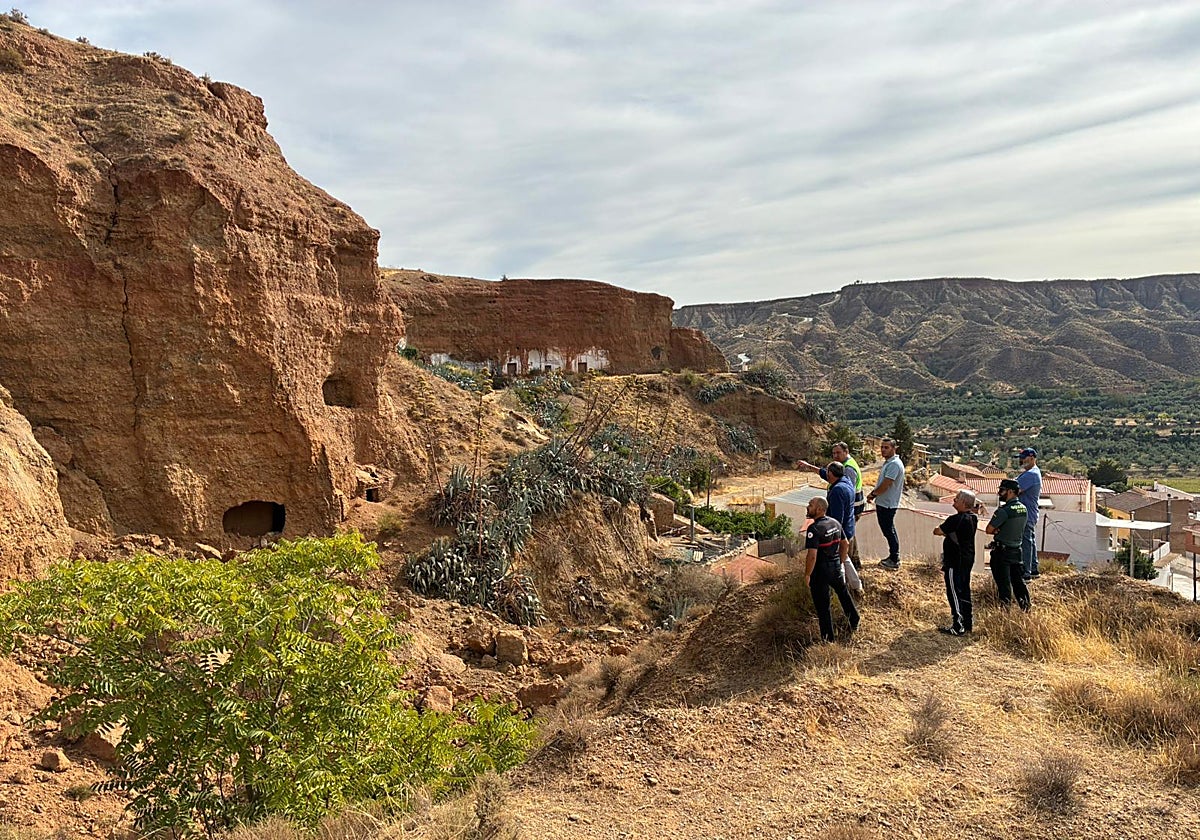 El cerro de Beas de Guadix y, a la derecha, las viviendas más próximas