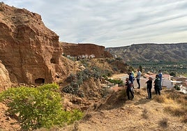 La impotencia de un alcalde de Granada ante un cerro que se cae sobre las casas: «¿Cuánto cuesta aquí una vida?»