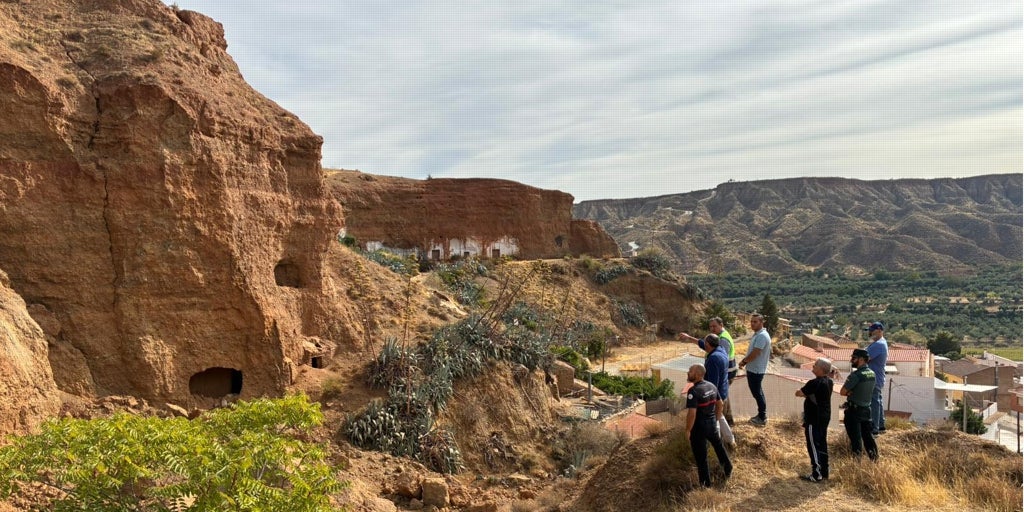 La impotencia de un alcalde de Granada ante un cerro que se cae sobre las casas: «¿Cuánto cuesta aquí una vida?»
