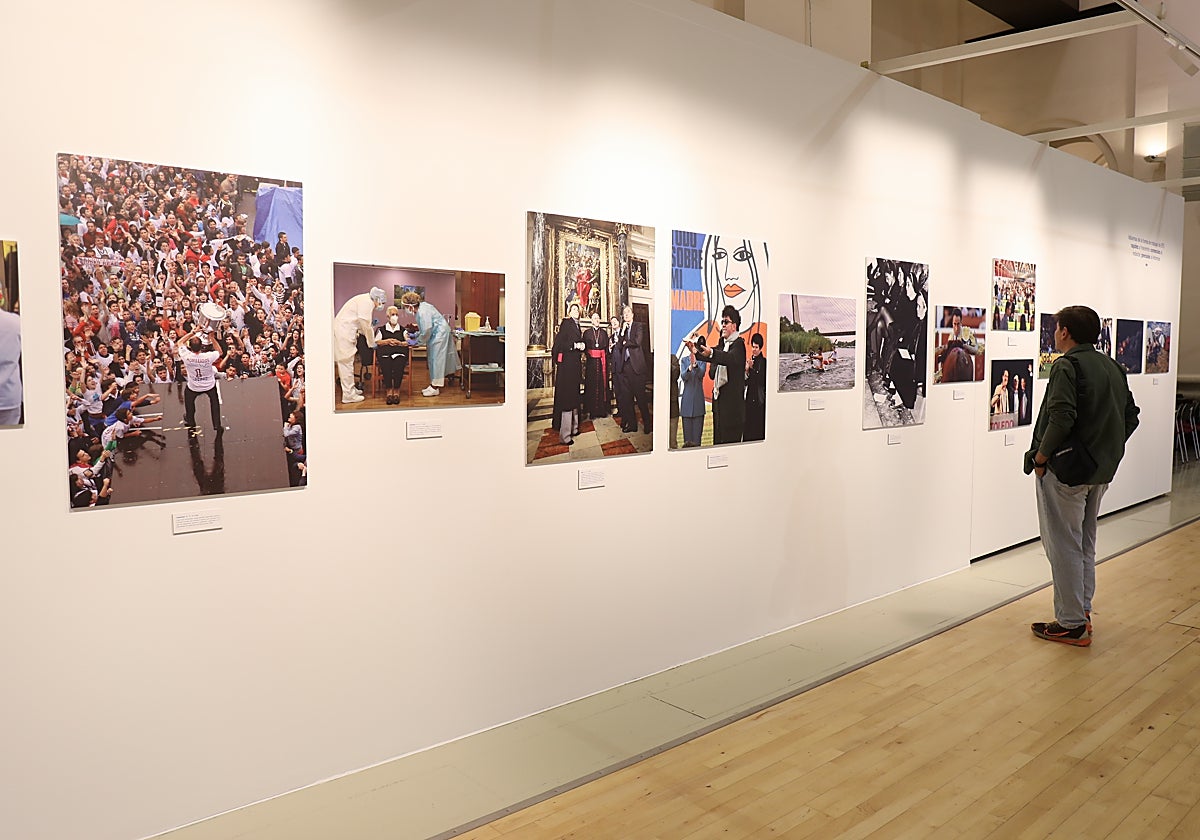 La exposición hace un recorrido por los últimos 40 años informativos en la región